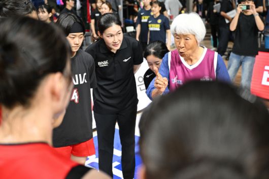 박신자 여사가 30일 부산 사직체육관에서 열린 2025 박신자컵 개막전을 마치고 일본 최강 후지쓰 레드웨이브에 52-62로 패한 부산 BNK 선수단에 조언하고 있다. 가운데는 그의 조카인 박정은 BNK 감독. WKBL 제공
