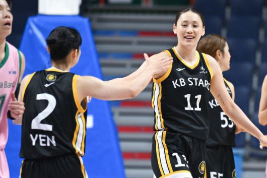 청주 KB 강이슬과 허예은이 31일 부산 사직체육관에서 열린 2025 박신자컵 조별리그 B조 부천 하나은행전에서 하이파이브하고 있다. WKBL 제공