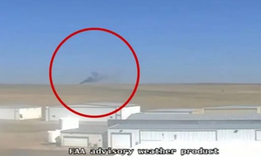 경비행기 추락 이후 멀리서 연기가 피어오르고 있다. FAA 제공