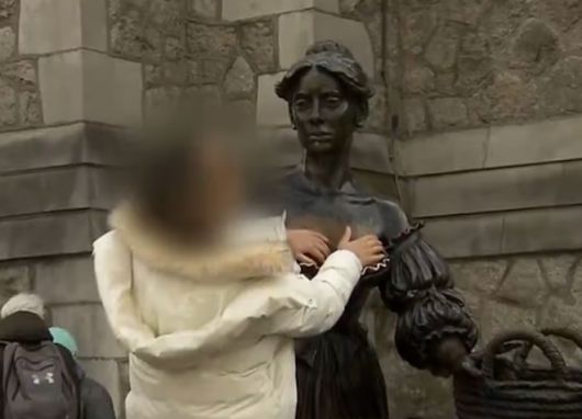 아일랜드 더블린 시의회가 관광객들이 도시의 상징으로 꼽히는 몰리 말론 동상(사진)의 가슴 부분을 만지는 여성 관광객의 모습