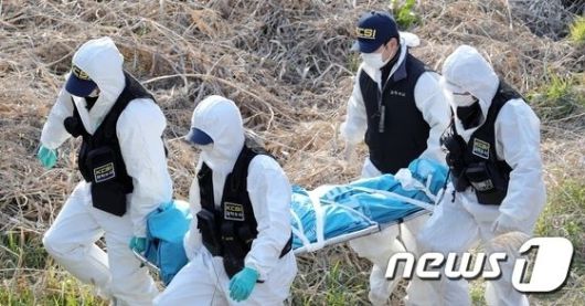 경찰이 2020년 봄 최신종에 의해 희생된 여성의 시신을 옮기고 있다.  뉴스1