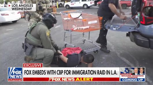 미국 로스앤젤레스(LA) 지역의 한 주차장에서 이민세관단속국(ICE) 요원들이 불법 이민자를 체포하고 있다. 폭스뉴스 보도화면 캡처