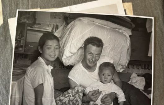 6·25 당시 한국인 여성과 파병 온 미국인 남성 커플, 그리고 아기의 사진이 화제다. 온라인 커뮤니티 ‘레딧’ 캡처