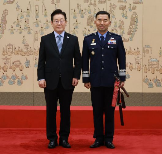 이재명 대통령, 진영승 합참의장 후보자 삼정검 수치 수여 - 이재명 대통령이 2일 서울 용산 대통령실 청사에서 열린 대장 진급·보직 신고식에서 합동참모의장 후보자인 진영승 공군 전략사령관에게 삼정검에 수치 수여 후 기념촬영을 하고 있다.2025.9.2 연합뉴스