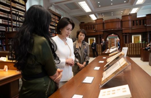 미 의회 도서관 찾은 김혜경 여사 - 이재명 대통령 부인 김혜경 여사가 25일(현지시간) 미국 순방 중 의회도서관을 찾아 한국 관련 사료 등 주요 소장품을 관람하고 있다. 한국 영부인이 미국 의회도서관을 방문한 건 이번이 처음이었다. 대통령실 제공