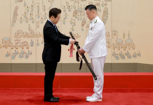 이재명 대통령, 강동길 해군참모총장 삼정검 수치 수여 - 이재명 대통령이 2일 서울 용산 대통령실 청사에서 열린 대장 진급·보직 신고 및 삼정검 수치 수여식에서 강동길 해군참모총장의 삼정검에 수치를 달아주고 있다. 2025.9.2 연합뉴스