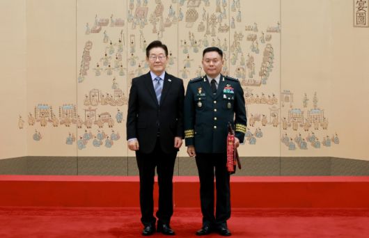 이재명 대통령, 김호복 제2작전사령관 삼정검 수치 수여 - 이재명 대통령이 2일 서울 용산 대통령실 청사에서 열린 대장 진급·보직 신고 및 삼정검 수치 수여식에서 김호복 제2작전사령관의 삼정검에 수치를 달아준 뒤 기념촬영을 하고 있다. 2025.9.2 연합뉴스