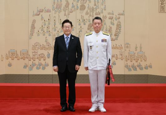 이재명 대통령, 강동길 해군참모총장 삼정검 수치 수여 - 이재명 대통령이 2일 서울 용산 대통령실 청사에서 열린 대장 진급·보직 신고 및 삼정검 수치 수여식에서 강동길 해군참모총장의 삼정검에 수치를 달아준 뒤 기념촬영을 하고 있다. 연합뉴스