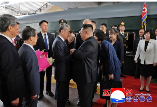 북한 조선중앙통신은 2일 저녁 “조선민주주의인민공화국 외무성 보도국은 김정은 동지께서 9월 2일 현지시간으로 오후 16시 중화인민공화국의 수도 베이징에 도착하시였다”고 보도했다. 이날 통신이 발행한 사진을 보면 김 위원장의 딸 주애도 동행했다. 2025.9.2 조선중앙통신 연합뉴스