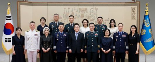 이재명 대통령, 대장 진급·보직 신고 및 삼정검 수치 수여식 참석 - 이재명 대통령이 2일 서울 용산 대통령실 청사에서 열린 대장 진급·보직 신고 및 삼정검 수치 수여식에서 진영승 합동참모의장 후보자(앞줄 왼쪽 네 번째) 등 대장 진급 장성 및 가족과 기념촬영을 하고 있다. 2025.9.2 연합뉴스