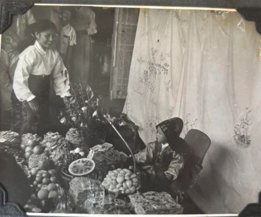 6·25 당시 한국인 여성과 파병 온 미국인 남성 커플의 손녀라고 밝힌 글쓴이가 올린 옛 흑백 사진. 온라인 커뮤니티 ‘레딧’ 캡처