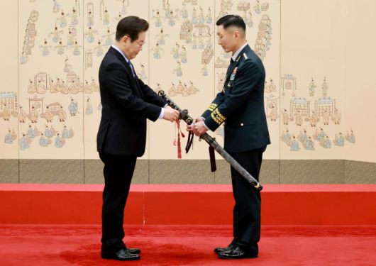 이재명 대통령, 김성민 한미연합사 부사령관 삼정검 수치 수여 - 이재명 대통령이 2일 서울 용산 대통령실 청사에서 열린 대장 진급·보직 신고 및 삼정검 수치 수여식에서 김성민 한미연합사 부사령관의 삼정검에 수치를 달아주고 있다. 2025.9.2 연합뉴스