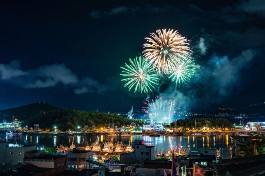 지난해 10월 ‘목포 항구축제’에서 수많은 불꽃이 목포 앞바다 밤하늘을 수놓고 있다. 목포시 제공
