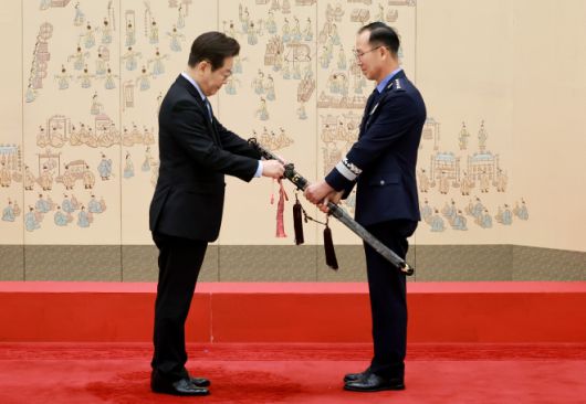 이재명 대통령, 손석락 공군참모총장 삼정검 수치 수여 - 이재명 대통령이 2일 서울 용산 대통령실 청사에서 열린 대장 진급·보직 신고 및 삼정검 수치 수여식에서 손석락 공군참모총장의 삼정검에 수치를 달아주고 있다. 2025.9.2 연합뉴스