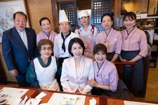 도쿄 한인 동포 식당 찾은 김혜경 여사 - 이재명 대통령 부인 김혜경 여사가 지난달 24일 일본 순방 중 한인 동포가 운영하는 한식당을 깜짝 방문해 기념사진을 찍고 있다. 대통령실 제공