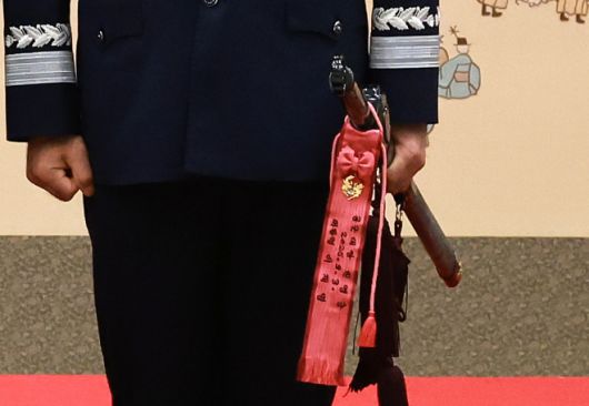 이재명 대통령 이름 새겨진 삼정검 수치 - 합동참모의장 후보자인 진영승 공군 전략사령관이 2일 서울 용산 대통령실 청사에서 열린 대장 진급·보직 신고식에서 이재명 대통령으로부터 삼정검 수치를 받은 뒤 기념촬영을 하고 있다. 2025.9.2 연합뉴스