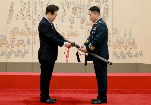 이재명 대통령, 김호복 제2작전사령관 삼정검 수치 수여 - 이재명 대통령이 2일 서울 용산 대통령실 청사에서 열린 대장 진급·보직 신고 및 삼정검 수치 수여식에서 김호복 제2작전사령관관의 삼정검에 수치를 달아주고 있다. 2025.9.2 연합뉴스