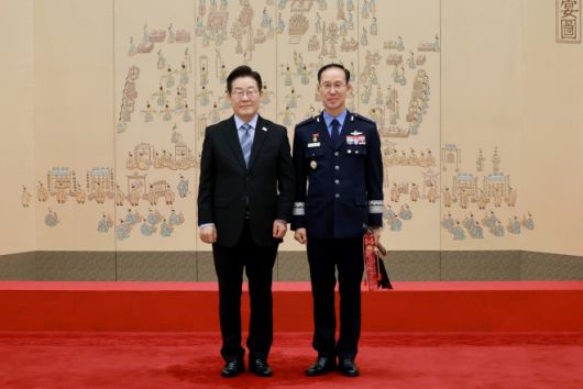 이재명 대통령, 손석락 공군참모총장 삼정검 수치 수여 - 이재명 대통령이 2일 서울 용산 대통령실 청사에서 열린 대장 진급·보직 신고 및 삼정검 수치 수여식에서 손석락 공군참모총장의 삼정검에 수치를 달아준 뒤 기념촬영을 하고 있다. 2025.9.2 연합뉴스