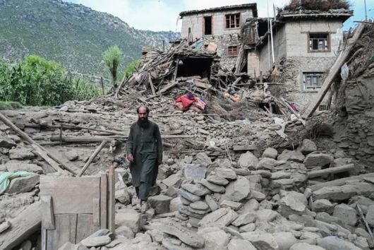 아프가니스탄 자원봉사자들과 탈레반 보안 요원들이 2025년 9월 1일 아프가니스탄 동부 쿠나르 주에서 발생한 지진 이후 한 남성이 무너진 집터를 걷고 있다. 규모 6.1의 이번 지진은 지난달 31일 늦은 시간 잘랄라바드 외곽 약 27km 지점에서 발생했다. 이번 지진으로 800명 이상이 사망하고 2600명 이상이 부상했다. AFP 연합뉴스