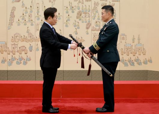 이재명 대통령, 김규하 육군참모총장 삼정검 수치 수여 - 이재명 대통령이 2일 서울 용산 대통령실 청사에서 열린 대장 진급·보직 신고 및 삼정검 수치 수여식에서 김규하 육군참모총장의 삼정검에 수치를 달아주고 있다. 2025.9.2 연합뉴스