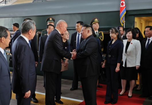 북한 조선중앙통신은 2일 저녁 “조선민주주의인민공화국 외무성 보도국은 김정은 동지께서 9월 2일 현지시간으로 오후 16시 중화인민공화국의 수도 베이징에 도착하시였다”고 보도했다. 이날 통신이 발행한 사진을 보면 김 위원장의 딸 주애도 동행했다. 2025.9.2 조선중앙통신 연합뉴스