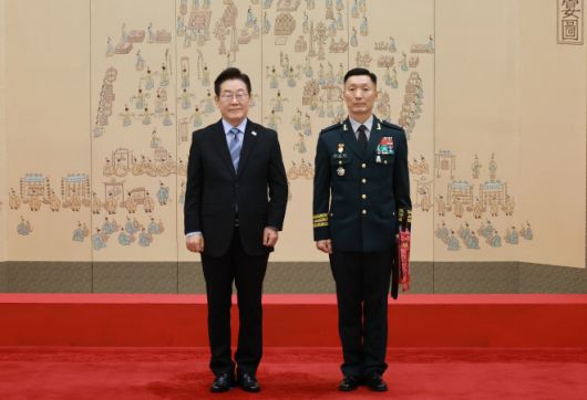 이재명 대통령, 김성민 한미연합사 부사령관 삼정검 수치 수여 - 이재명 대통령이 2일 서울 용산 대통령실 청사에서 열린 대장 진급·보직 신고 및 삼정검 수치 수여식에서 김성민 한미연합사 부사령관의 삼정검에 수치를 달아준 뒤 기념촬영을 하고 있다. 2025.9.2 연합뉴스