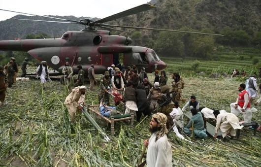 아프가니스탄 자원봉사자들과 탈레반 보안 요원들이 2025년 9월 1일 아프가니스탄 동부 쿠나르 주에서 발생한 지진 이후 부상자들을 군용 헬리콥터 근처로 옮기는 작업을 하고 있다.  규모 6.1의 이번 지진은 지난달 31일 늦은 시간 잘랄라바드 외곽 약 27km 지점에서 발생했다. 이번 지진으로 800명 이상이 사망하고 2600명 이상이 부상했다. AFP 연합뉴스