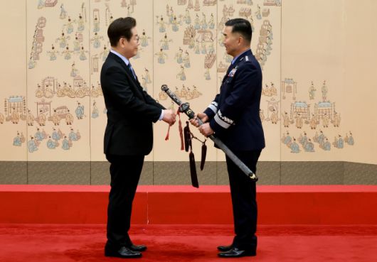 이재명 대통령, 진영승 합참의장 후보자 삼정검 수치 수여 - 이재명 대통령이 2일 서울 용산 대통령실 청사에서 열린 대장 진급·보직 신고식에서 합동참모의장 후보자인 진영승 공군 전략사령관에게 삼정검 수치를 달아주고 있다. 2025.9.2 연합뉴스