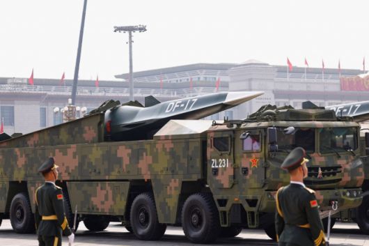 중국 인민해방군 장병들이 전승절 80주년 기념 열병식에서 공개된 극초음속 미사일 DF-17 앞에 도열해 있다. 중국은 DF-17이 미사일 방어체계를 무력화할 수 있다고 주장한다. 2025년 9월 3일, 베이징. 로이터 연합뉴스