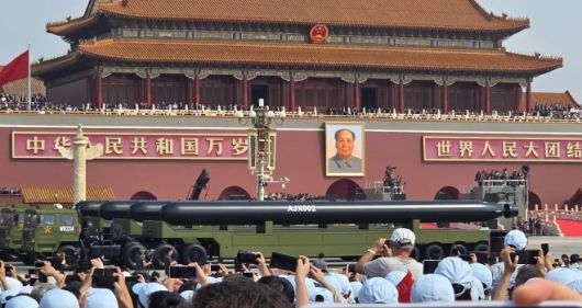 3일 중국 베이징 톈안먼 광장에서 열린 전승절 80주년 열병식에서 초대형 무인잠수정 ‘AJX002’이 공개되고 있다. 2025.9.3 베이징 뉴시스