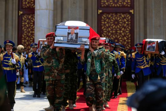 예멘 사나에서 9월 1일(현지시간) 열린 장례 행렬에서 예멘 후티 정부 총리 아흐메드 갈렙 알라후위와 이스라엘 공습으로 사망한 각료들의 관을 운구하는 예멘 의장병들. AFP 연합뉴스