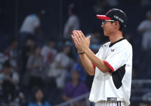 염경엽 LG 트윈스 감독이 지난달 28일 창원NC파크에서 열린 2025 KBO리그 정규시즌 NC 다이노스와의 원정 경기에서 4-3으로 승리한 뒤 선수들을 환영하고 있다. 창원 연합뉴스