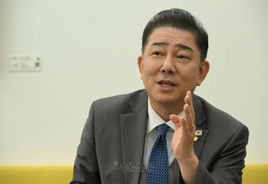 김병기 더불어민주당 원내대표가 4일 국회 본청 원내대표실에서 서울신문과 인터뷰를 하고 있다. 안주영 전문기자