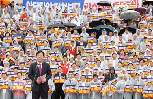 규탄 발언하는 국민의힘 송언석 원내대표 - 국민의힘 송언석 원내대표가 4일 서울 여의도 국회 본청 계단에서 열린 야당말살 정치탄압 특검수사 규탄대회에서 규탄 발언을 하고 있다. 2025.9.4 연합뉴스