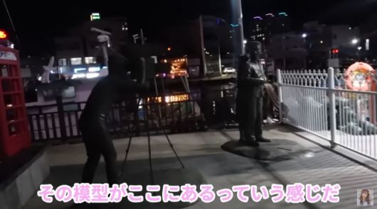 지난해 삼일절에 강원 속초로 여행을 간 일본인 여성이 아바이마을 갯배선착장에 설치돼 있는 드라마 ‘가을동화’ 관련 조각상을 구경하고 있다. 유튜브 채널 ‘ふじわらのみい’ 캡처