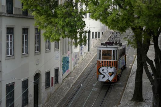 포르투갈 리스본 언덕을 오르는 글로리아 노선의 푸니쿨라. 2023.4.12 AP 연합뉴스 자료사진