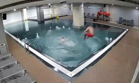 러시아의 한 남성이 한밤 중 아들과 자신이 근무 중인 워터파크에 무단 침입해 둘 만의 물놀이를 즐긴 사연이 전해졌다. 유튜브 ‘7NEWS Australia’ 영상 캡처