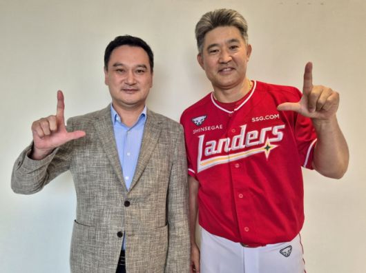 이숭용 SSG 랜더스 감독이 3일 구단과 3년 재계약을 체결한 뒤 김재섭 대표이사와 각오를 다지고 있다. SSG 랜더스 제공