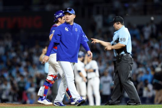 박진만 삼성 라이온즈 감독이 지난달 19일 창원 NC파크에서 열린 2025 KBO리그 정규시즌 NC 다이노스와의 원정 경기에서 마운드를 내려오고 있다. 삼성 라이온즈 제공