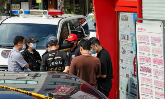 지난  3일 서울 관악구 한 피자집에서 칼부림 사건이 발생, 경찰이 조사하고 있다. 인테리어 하자를 둘러싼 갈등 중 프랜차이즈 가맹점주가 본사와 인테리어 업체 직원 3명을 살해하고 자해하는 사건이 벌어지자 가맹사업 분야 불합리한 관행이 도마에 오르고 있다. 연합뉴스