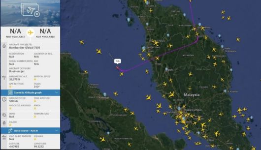 비행 추적 데이터가 포착한 탁신 전 총리 전용기 궤적. 싱가포르로 향하다가 말레이시아 상공에서 급히 방향을 바꿔 여러 차례 선회한 뒤 두바이로 향했다. Army Military Force 페이스북