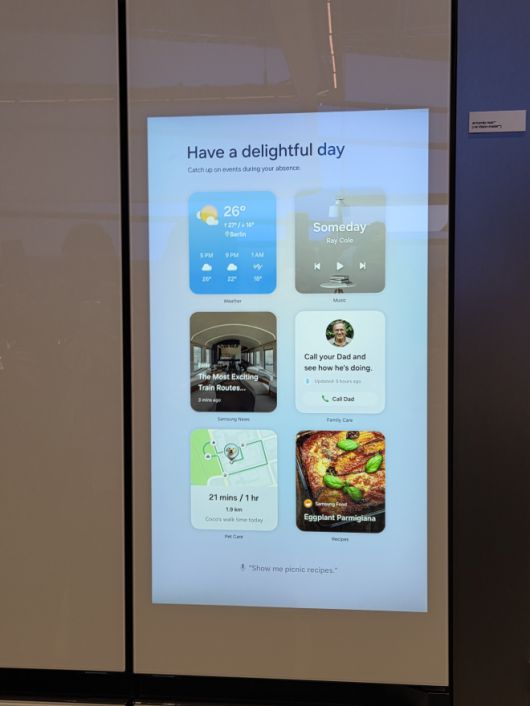 5일 독일 베를린에서 열린 ‘IFA 2025’의 삼성전자 전시관에 인공지능(AI) 패밀리 허브 냉장고가 날씨와 일정 및 내부 식품리스트를 토대로 한 추천 레시피를 띄우고 있다. 곽소영 기자