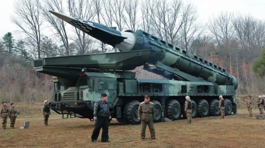 북한이 공개한 화성-16B형 극초음속 미사일. 부스트-글라이드(Boost-Glide) 비행체 개념을 적용했으며, 김정은 국무위원장이 현장을 시찰하고 있다. 사진=조선중앙통신