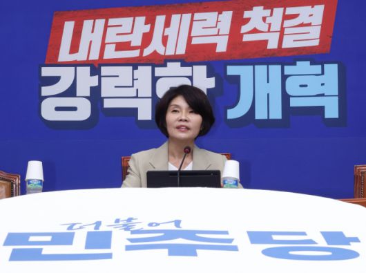 정례 기자간담회 질문에 답하는 한정애 민주당 정책위의장 - 한정애 더불어민주당 정책위의장이 5일 국회에서 열린 정례 기자간담회에서 질의에 답하고 있다. 2025.09.05.