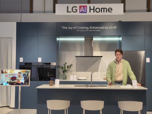 5일 독일 베를린에 조성된 ‘IFA 2025’ LG전자 전시관에서 ‘노아’가 LG전자의 스마트홈 AI 플랫폼인 ‘LG 씽큐온’에게 저녁 요리를 추천받고 있다. 곽소영 기자