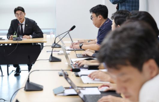 더불어민주당 언론개혁특별위원회 기자설명회 - 더불어민주당 국민주권언론개혁특별위원회 간사인 노종면(왼쪽) 의원이 5일 국회 의원회관에서 열린 언론중재법 개정 관련 주요 논의 내용 설명 기자설명회에서 발언하고 있다. 2025.9.5