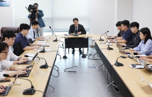 더불어민주당 언론개혁특별위원회 기자설명회 - 더불어민주당 국민주권언론개혁특별위원회 간사인 노종면(가운데) 의원이 5일 국회의원회관에서 열린 언론중재법 개정 관련 주요 논의 내용 설명 기자설명회에서 발언하고 있다. 2025.9.5