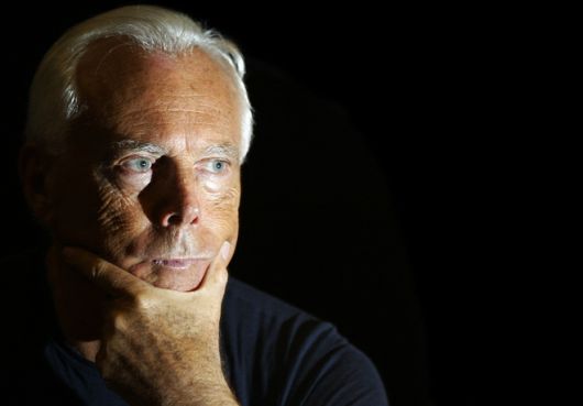 2004년 4월 홍콩에서 열린 기자회견에서 질문을 듣는 조르지오 아르마니. 그는 생전에 후계 구도를 철저히 준비하며, 아르마니 그룹의 독립성과 철학이 이어지도록 정관과 재단을 설계했다. AFP 연합뉴스