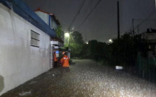 침수 현장 출동한 소방대원 - 전북지역에 극한호우가 내린 7일 새벽 전북 군산시 송풍동 한 동네가 침수됐다는 신고를 받고 출동한 소방대원이 현장 통제에 나서고 있다. 전북소방 제공 2025.9.7