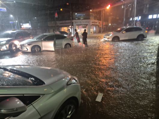 침수된 자동차 보며 ‘발동동’ - 전북지역에 극한호우가 내린 6일 밤 전북 군산에 내린 비로 도로 곳곳이 침수되면서 차량 침수가 잇따라 발생하고 있다.(독자 제공) 2025.9.7 뉴스1